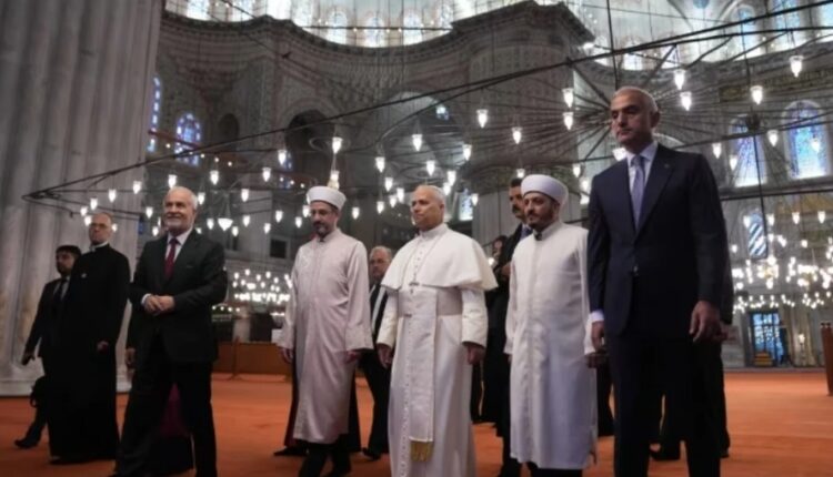 Papa Leoni XIV viziton për herë të parë Xhaminë Blu në Stamboll, heq këpucët, por shmang lutjen