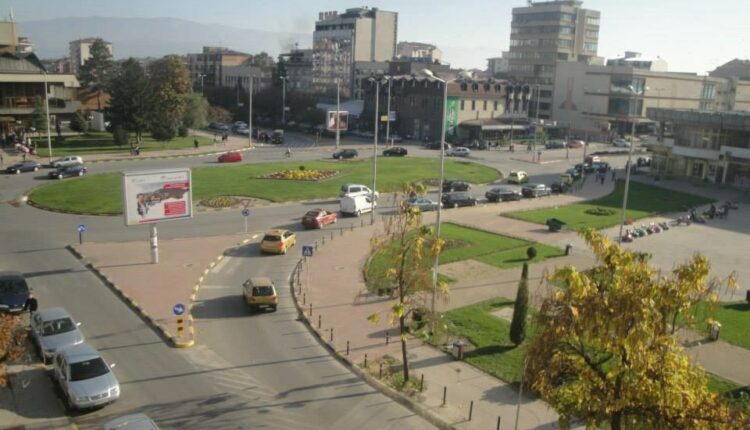 Sulm fizik në Tetovë: 17-vjeçari ndalohet nga dy persona, njëri e sulmon fizikisht