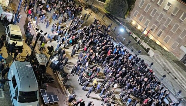 Shqipëri/ Protesta e PD para Kryeministrisë nuk “ndez”, pak mbështetës dhe disa deputetë demokratë e mbyllin tubimin më herët se ç’kërkuan leje