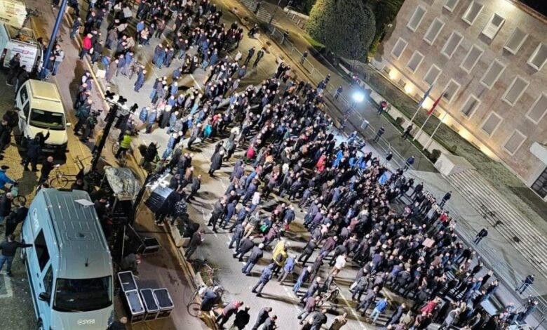 Shqipëri  Protesta e PD para Kryeministrisë nuk  ndez   pak mbështetës dhe disa deputetë demokratë e mbyllin tubimin më herët se ç kërkuan leje