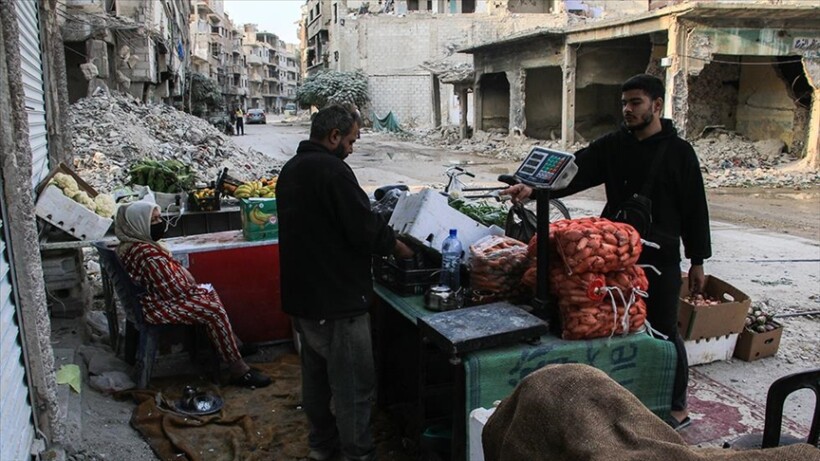 jeta-po-lulezon-perseri-ne-kampin-e-shkaterruar-yarmouk-ne-damask-me-kthimin-e-mijera-familjeve