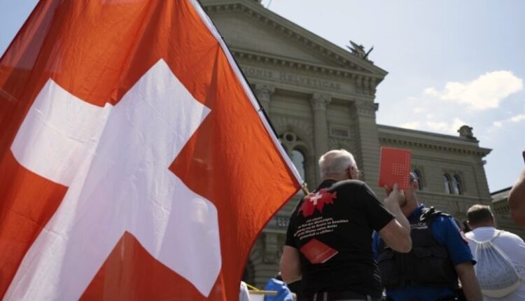 Votuesit zviceranë kundërshtojnë taksën mbi super të pasurit me 79% të votave