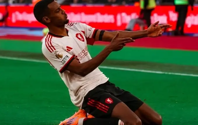 Liverpooli fiton me golat e Isakut dhe Gakpos