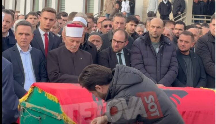 Arkivoli mbuluar me flamurin kombëtar, me ceremoni fetare Shpat Kasapi përcillet për në banesën e fundit (VIDEO)