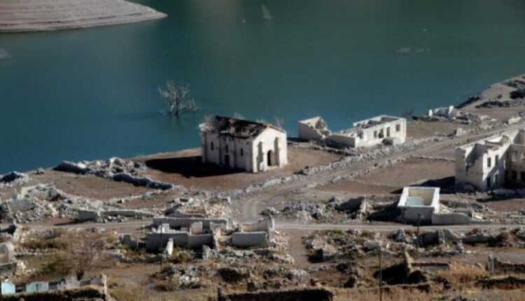 Turqi/ ​Fshati u shfaq pasi ujërat e digës u tërhoqën