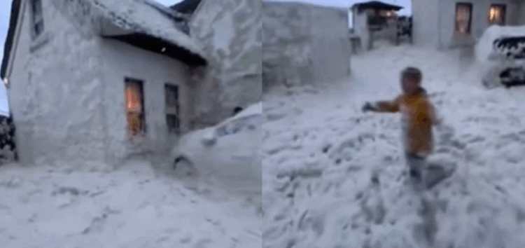 Skena të pabesueshme nga Irlanda, sasi e madhe shkume mbulon bregdetin (VIDEO)