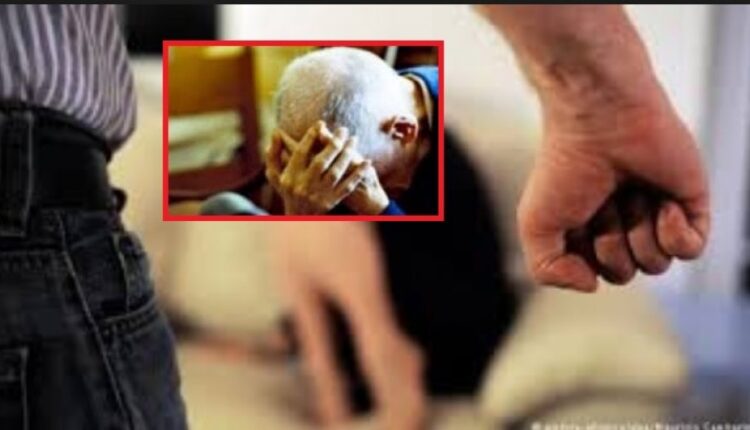 Dhunë familjare në Pirok: Në oborrin e shtëpisë djali e rreh babain e tij 71-vjeçar