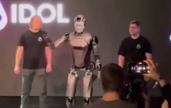 Roboti i parë humanoid i Rusisë me AI rrëzohet pas vetëm disa sekondave (VIDEO)