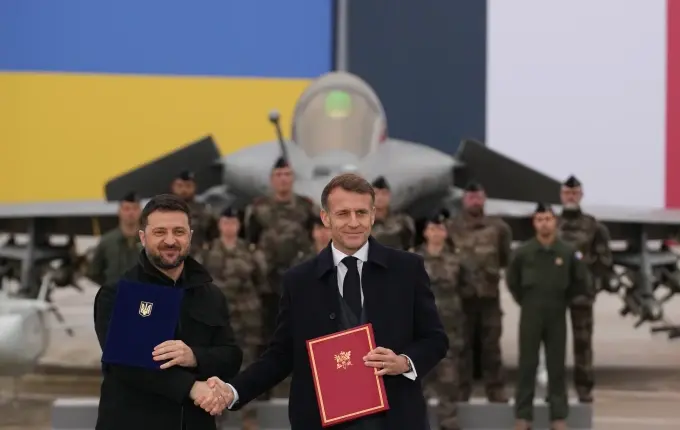 Ukraina nënshkruan blerjen e 100 avionëve luftarakë francezë “Rafale”