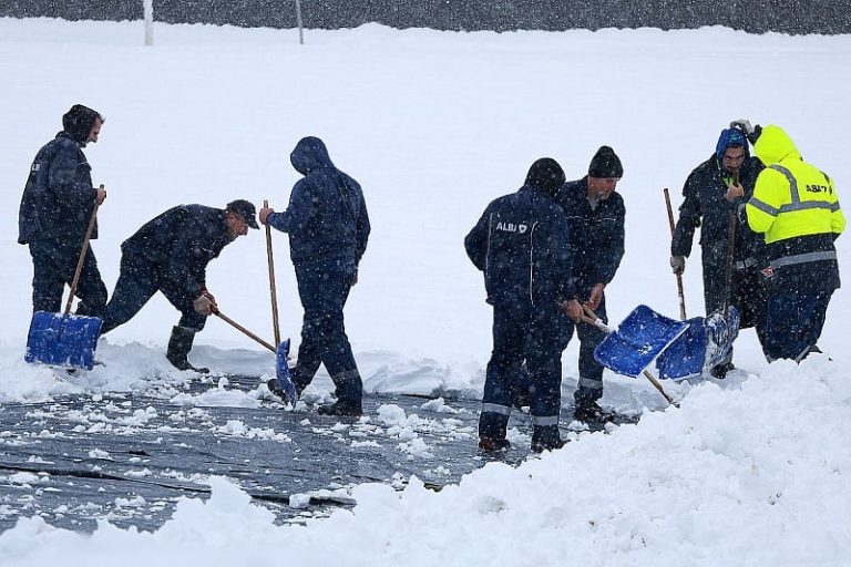 Ashpërsohet moti në Ballkan  Bosnja bllokohet nga bora