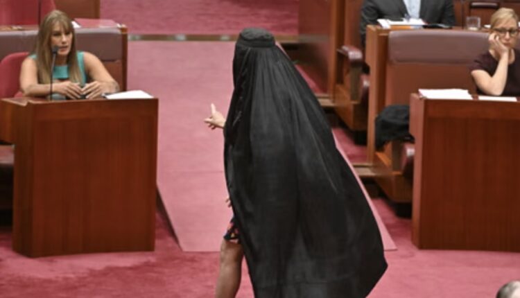 Befason senatorja australiane, hyn në Senat me burka! Revoltohen senatorët myslimanë