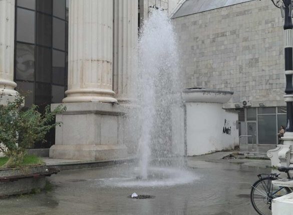 “Shatërvani ujor” i papritur mes ndërtesave shkaktoi përmbytje pranë AKE