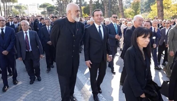 Fatos Nano përcillet për në banesën e fundit, Rama dhe Kurti shfaqen krah më krah duke biseduar