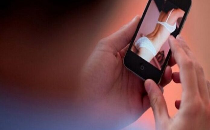 Gruaja kushtëzohet nga partneri me një video eksplicite, për ta vazhduar lidhjen e dashurisë