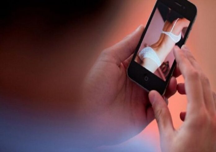 Gruaja kushtëzohet nga partneri me një video eksplicite  për ta vazhduar lidhjen e dashurisë