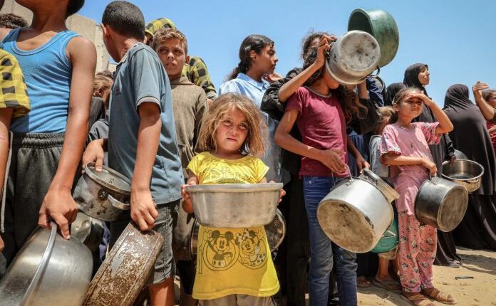 UNRWA: Mbi 75 mijë palestinezë të zhvendosur strehohen në 100 ndërtesa të OKB-së në Gaza