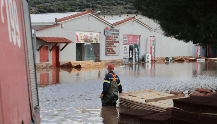 Stuhi në Greqi, rrugët nën ujë, mbyllen shkollat në disa rajone