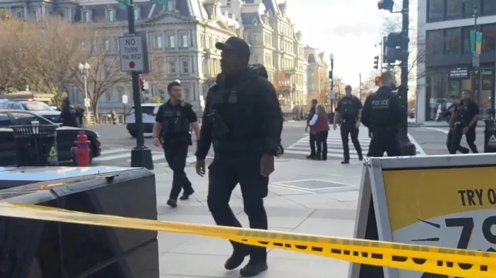 Të shtëna armësh pranë Shtëpisë së Bardhë  raportohet se janë qëlluar dy ushtarë të Gardës Kombëtare