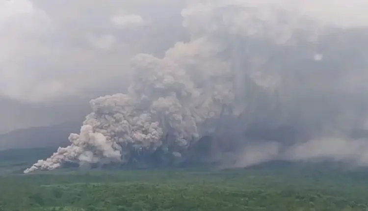Gati 1,000 të evakuuar ndërsa vullkani indonezian shpërthen dhe mbulon fshatrat me hi të nxehtë