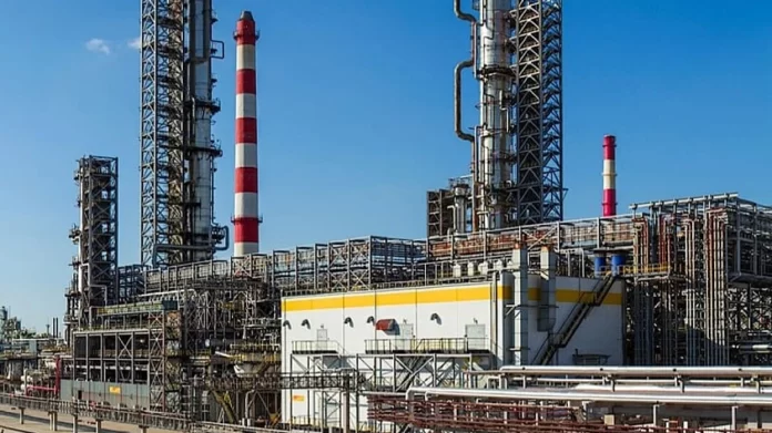 Sulmet ukrainase paralizojnë rafinerinë që furnizon me karburant Moskën