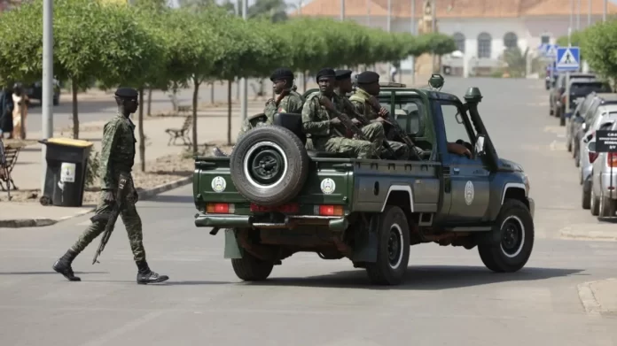 Grusht shteti ushtarak në vendin afrikan   mbyllen kufijtë  raportohet për të shtëna pranë pallatit presidencial