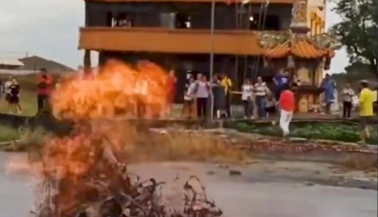 Fenomen i pazakontë, shpërthen në rrugë një vullkan balte në Tajvan (VIDEO)