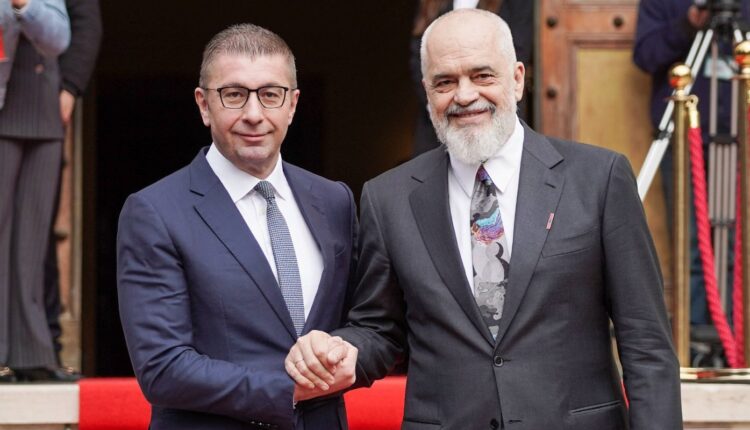 Mickoski  nga Tirana: Reformat tona po hapin rrugën e shpejtë drejt BE-së