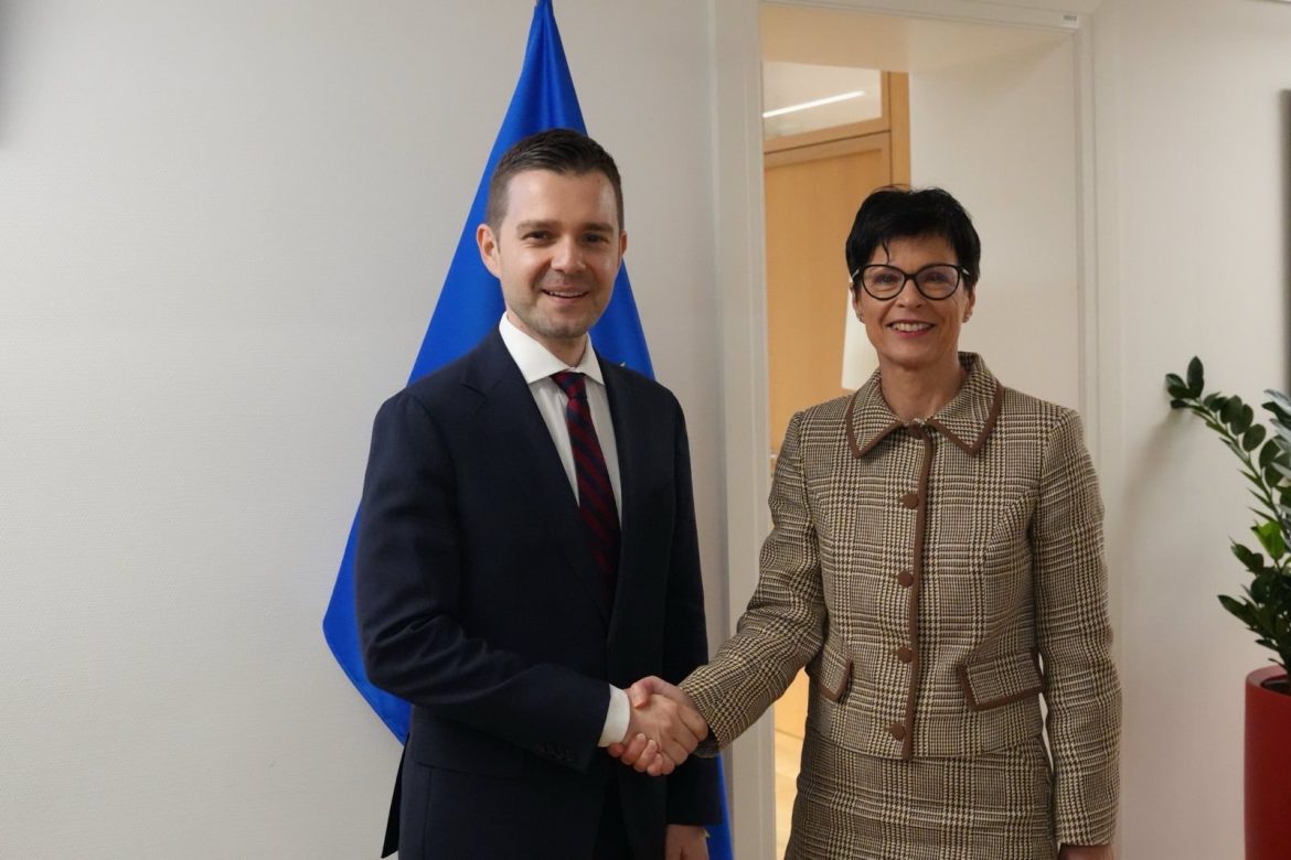 Mucunski u takua me Eurokomisaren për zgjerim  Marta Kos