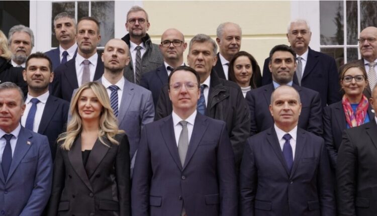 Realizohet ëndrra për lidhje hekurudhore Shkup-Sofje! Nikolloski dhe Karaxhov nënshkruan marrëveshjen për ndërtimin e tunelit