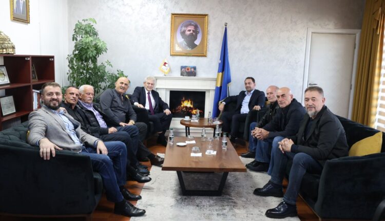 Sami Lushtaku pret në takim Ali Ahmetin në Skenderaj