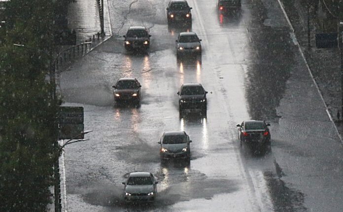 Reshje të rrëmbyeshme gjatë natës dhe erë të fuqishme, parashikojnë meteorologët