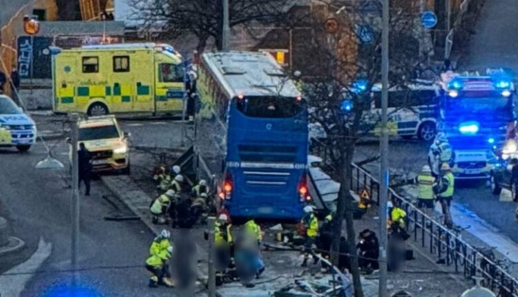 Alarm në Stokholm, autobusi përplaset në qendër të qytetit, plagosen disa persona