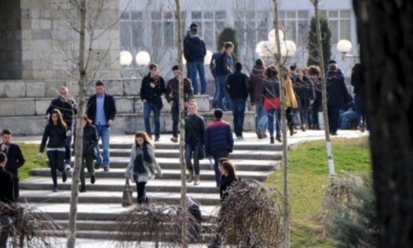 Studentët shesin vauçerët në rrjetet sociale  Janevska i porosit  Mbetet në ndërgjegjen tuaj