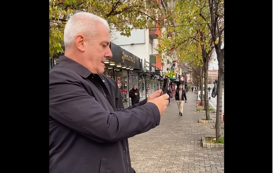 “Nuk lejohet”, “Shihemi në Gjykatë”: Xhelal Sveçla bën filma, kapet me zyrtarin e LDK-së afër qendrës së votimit “Nuk lejohet”, “Shihemi në Gjykatë”: Xhelal Sveçla bën filma, kapet me zyrtarin e LDK-së afër qendrës së votimit