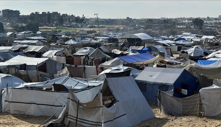 Stuhitë përmbytin tendat e improvizuara, familjet e zhvendosura në Gaza përballen me dimrin e ashpër