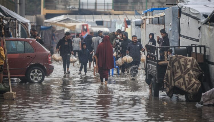 Tendat që strehojnë civilët e zhvendosur në Khan Younis të Gazës përmbyten pas shiut të rrëmbyeshëm