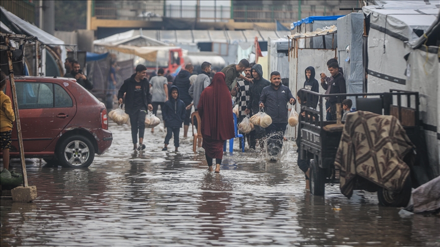 Tendat që strehojnë civilët e zhvendosur në Khan Younis të Gazës përmbyten pas shiut të rrëmbyeshëm