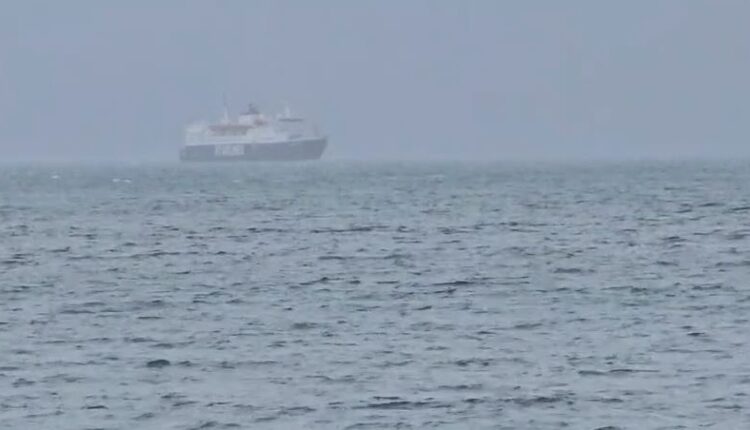 Rrezikon të përplaset nga era e fortë, trageti i linjës Vlorë-Brindisi del në radë