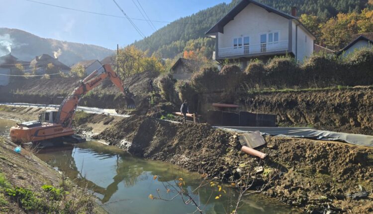 Mujka reagon për vërshimin e punishtes së urës mbi Ibër: S’është dorë njeriu, por nga të reshurat e shumta