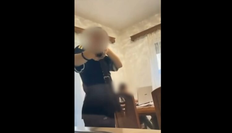 Krushevë: 15-vjeçarja i drejton pushkën vëllait 11-vjeçar, kallëzim penal babait