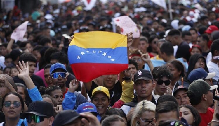 Venezuelë, mijëra njerëz marshojnë në protestën kundër “kërcënimeve” të SHBA-së
