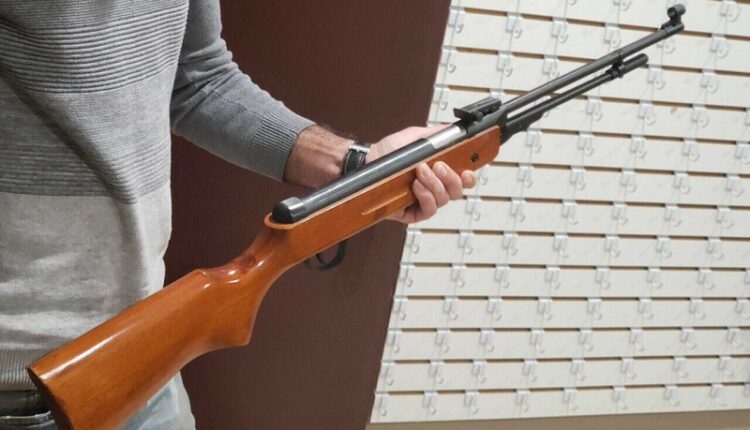 Shkupjani e qëlloi aksidentalisht me pushkë nënën e tij: 46-vjeçarja përfundon në spital