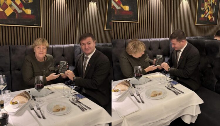 Ambasadori i Maqedonisë në Berlin, Ylber Sela nderon ish-kancelaren gjermane Angela Merkel