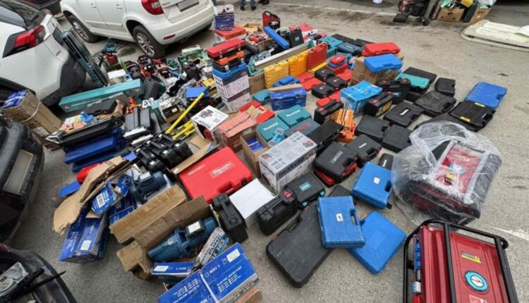 Konfiskohen qindra vegla pune, u kapën në një veturë me targa të Shkupit