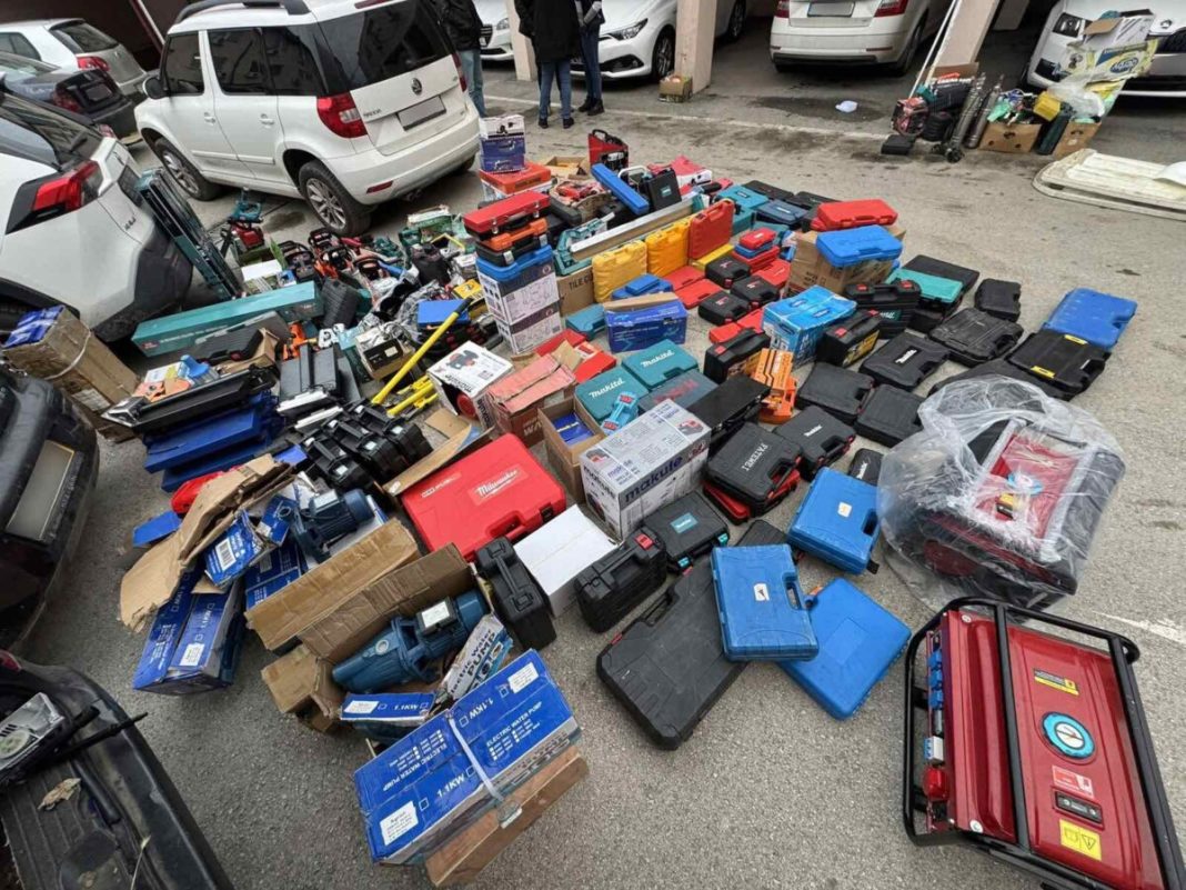 Konfiskohen qindra vegla pune, u kapën në një veturë me targa të Shkupit Konfiskohen qindra vegla pune, u kapën në një veturë me targa të Shkupit