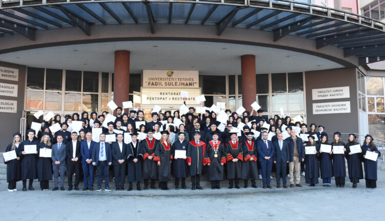 Universiteti i Tetovës ndau bursa për studentët ekselentë (FOTO/VIDEO)