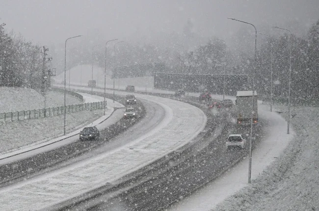 Reshjet e mëdha të borës në Poloni shkaktojnë bllokim të veturave deri në 20 km