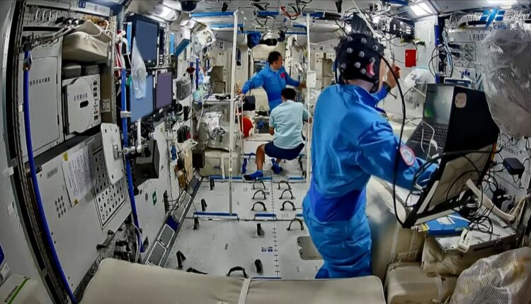 Ekuipazhi i anijes kozmike “Shenzhou-21” kryen eksperimente në fusha të shumta