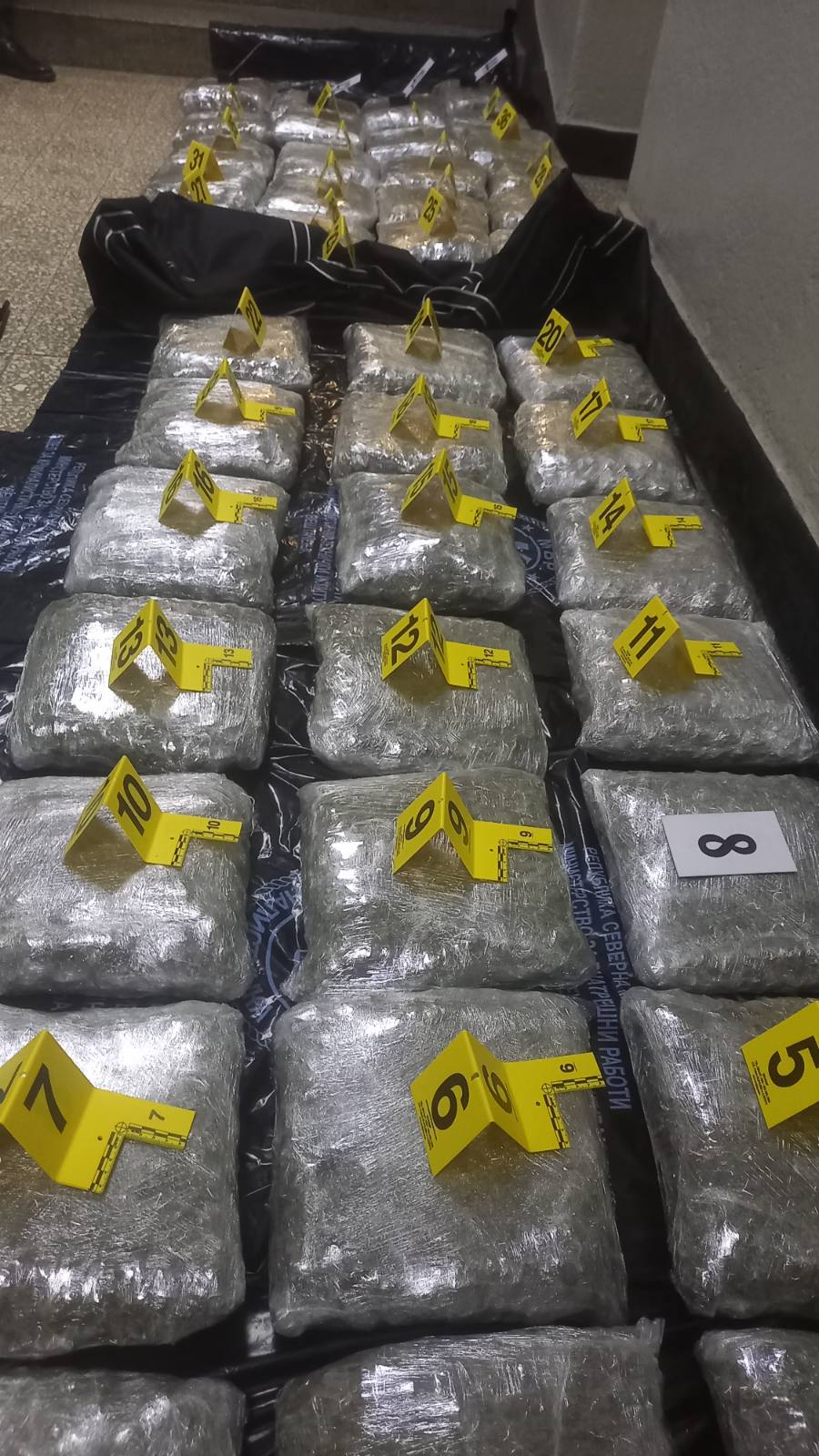 Gjetja dhe sekuestrimi i 62 paketimeve me marihuanë gjatë kontrollit të një automjeti në Strugë, vijon kallëzimi përkatës