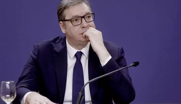 Vuçiç kapet duke folur me mikrofon hapur: Tani mora një mesazh nga Moska! (VIDEO)